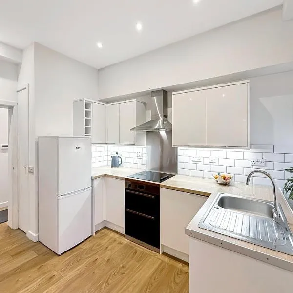 2 bedroom, newly-renovated, comfortable town centre apartment!，位于奥本的酒店