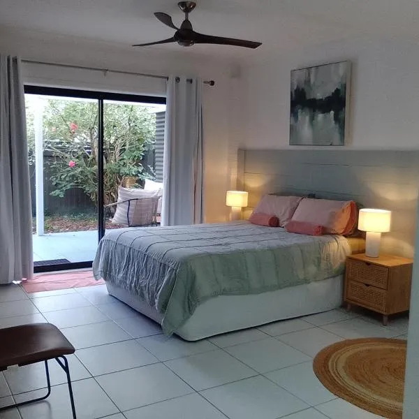 1 queen bed private bathroom own entrance，位于Long Jetty的酒店