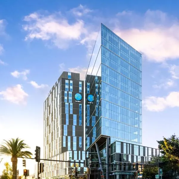 Tru By Hilton Chillan Ferrat，位于奇廉的酒店