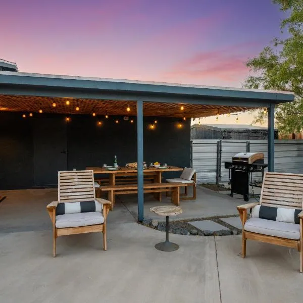 Private Desert Home with Hot Tub Near Joshua Tree National Park，位于约书亚树的酒店
