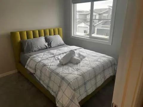 Brand New Bedroom in Keswick A，位于埃德蒙顿的酒店