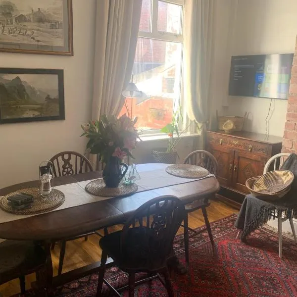 Sleeps 7 Home Blackpool w Free Parking BBq WiFi，位于布莱克浦的酒店
