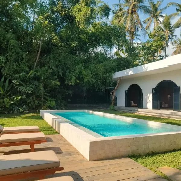 Villa Sungai 3BR in Havana Complex, Need more space for your group, Villa Cactus, just next door, offers 3 more bedrooms with a private pool, book both villas together for up to 12 guests in one peaceful setting，位于罗威那的酒店