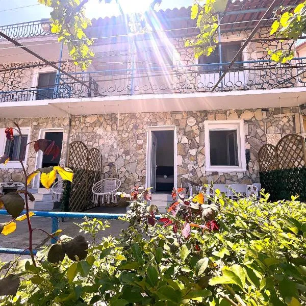 Quiet Blue Guesthouse，位于伏罗拉的酒店