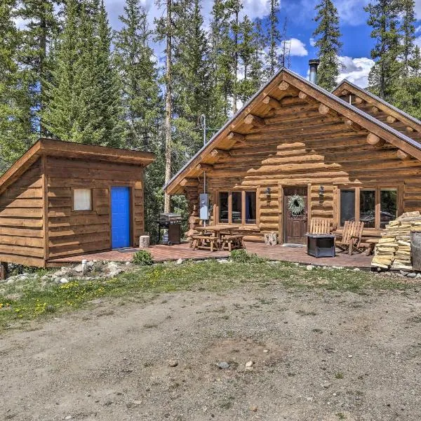 8 Mi to Gondola Cozy Breckenridge Cabin with Deck!，位于布雷肯里奇的酒店