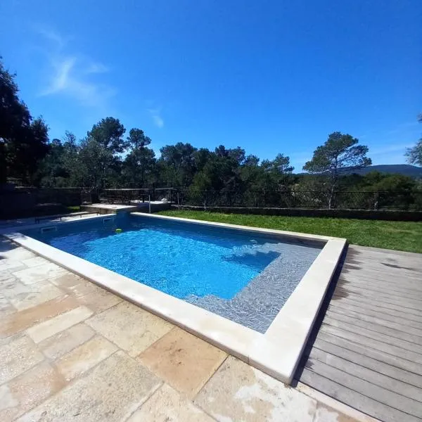 Villa au coucher de soleil inoubliable sur les collines，位于维多邦的酒店