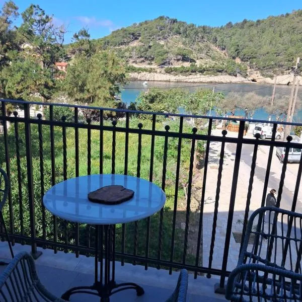 Asos Beachfront Apartment, Center village, 20m Beach - near Myrtos - Fiskardo，位于阿索斯的酒店