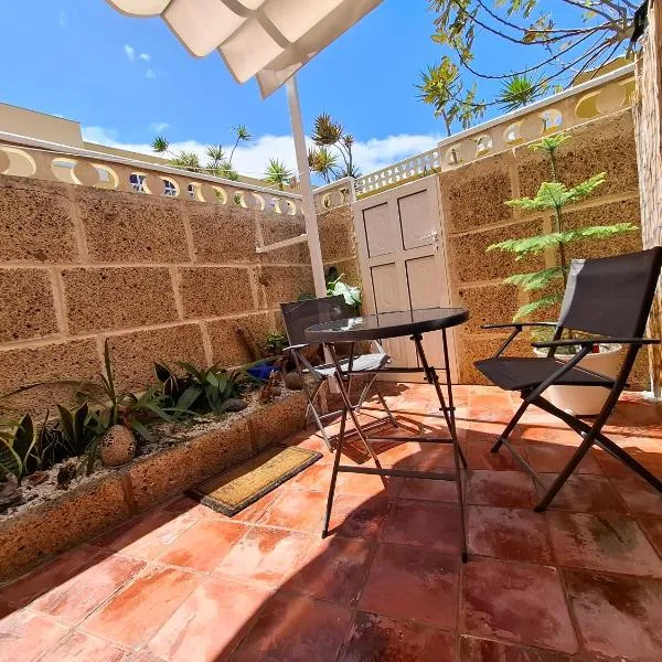 Habitación doble con baño y terraza privada，位于厄尔梅达诺的酒店