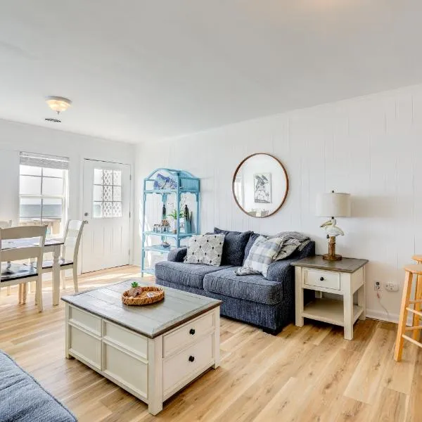 Beachfront Emerald Isle Vacation Rental with Deck!，位于翡翠岛的酒店
