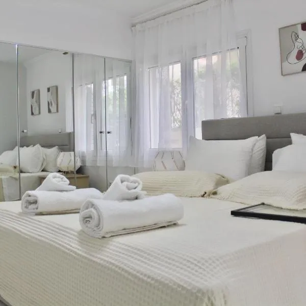 Bright and Peaceful Apartment near Varkiza beach，位于瓦尔基扎的酒店