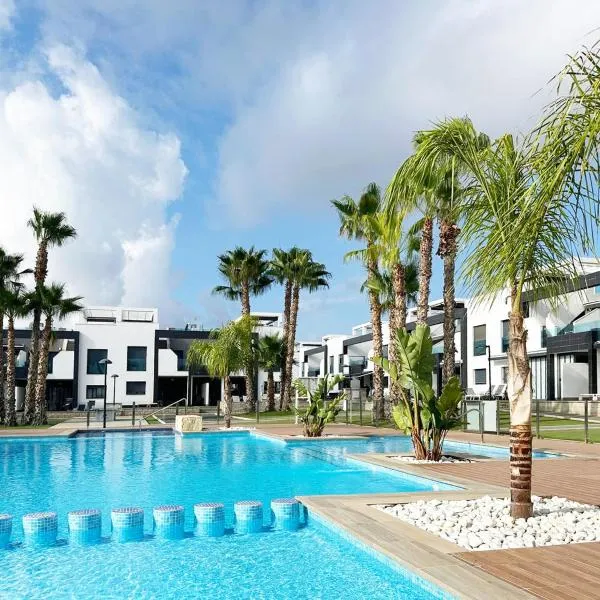 Oasis Beach nice ground floor bungalow overlooking the pool and garden，位于弗拉门卡海滩的酒店