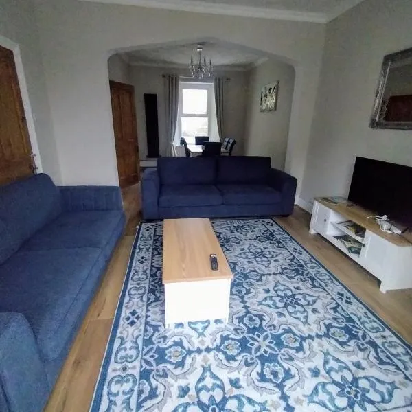 large 4 bedroom，位于彭布罗克码头的酒店