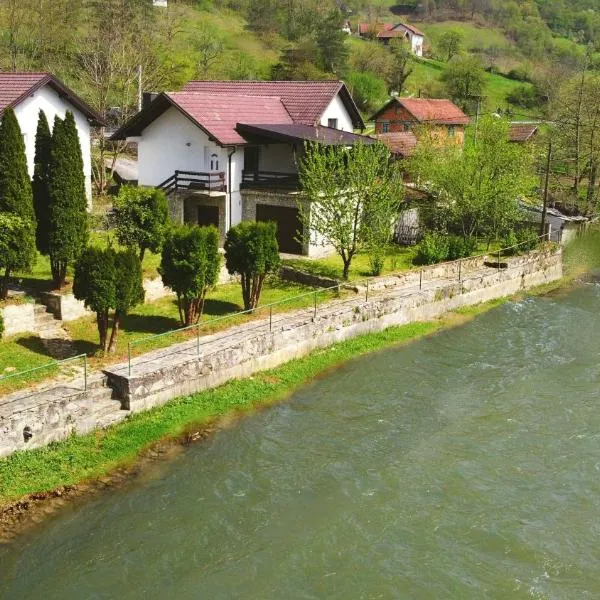 holiday home RIVER HOUSE，位于亚伊采的酒店