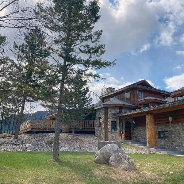 Ryders Lodge, Log Home in Edgewater, BC，位于镭温泉的酒店