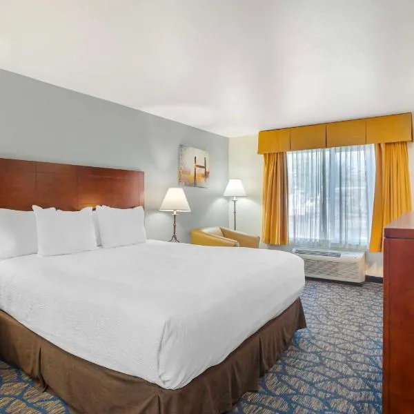 Best Western Plus Villa Del Lago Inn Patterson，位于Patterson的酒店