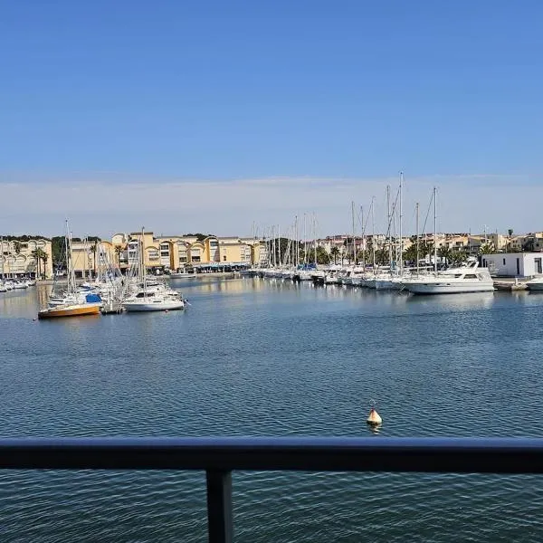 Studio cabine climatisé magnifique vue port，位于格吕桑的酒店