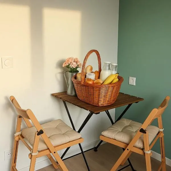 Chambre privée 350 m de la mer et proche et gr34 avec coin repas et micro onde，位于普卢盖尔诺的酒店