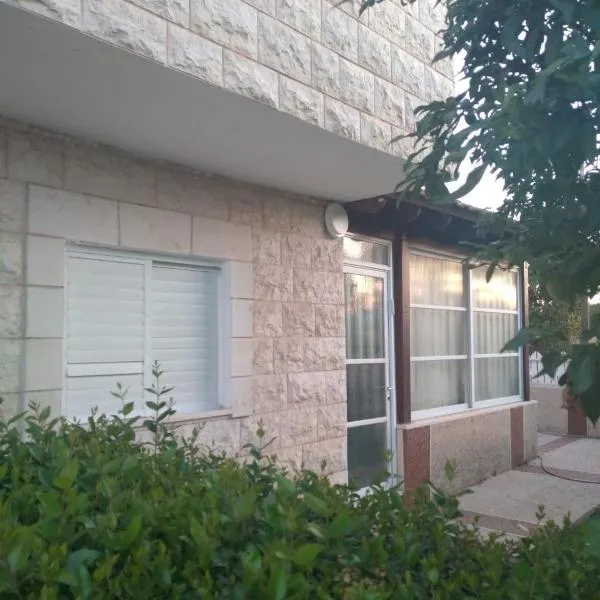 Hofesh Yehonatan Hadas Garden Apt，位于提比里亚的酒店