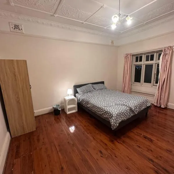 Spacious Queen Room in Earlwood Home - EW2，位于悉尼的酒店