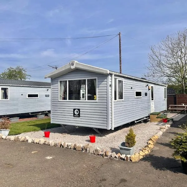 Swift 3-Bedroom Caravan Located in Uddingston, Glasgow at Maryville Caravan Site，位于阿丁斯顿的酒店