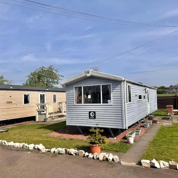 3-Bedroom Swift Caravan - Located in Uddingston, Glasgow at Maryville Caravan Site，位于格拉斯哥的酒店