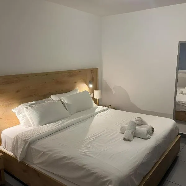 Charming Lower-Level Apartment，位于Il- Gżira的酒店