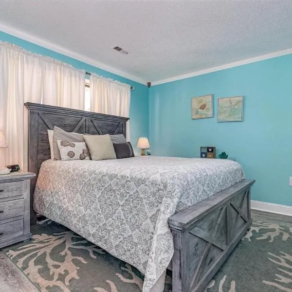 First floor, Little River Condo with Pool 3 miles from beach，位于利特尔里弗的酒店