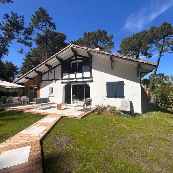 Magnifique Villa proche Golf & Centre d' Hossegor avec Jacuzzi，位于卡布勒通的酒店