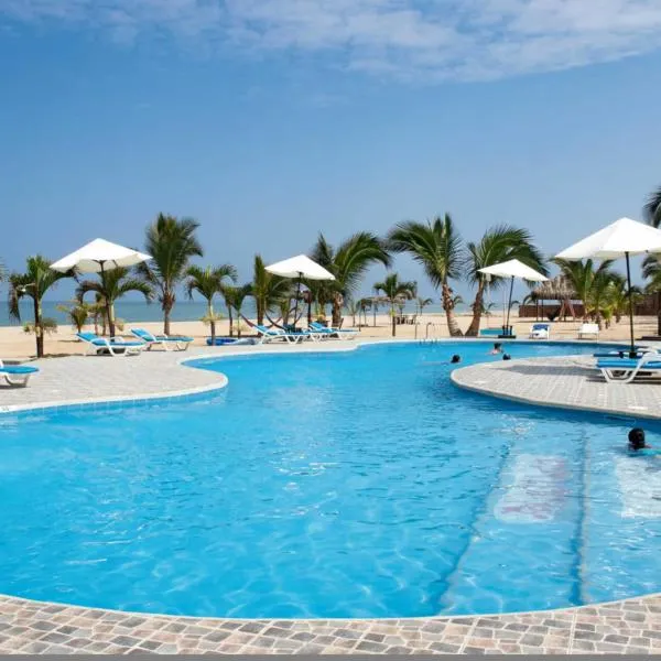 娜提-k海滩酒店，位于通贝斯的酒店