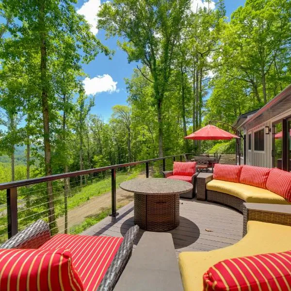 Remote Smoky Mtn Escape with Views and Trail Access!，位于Cullowhee的酒店