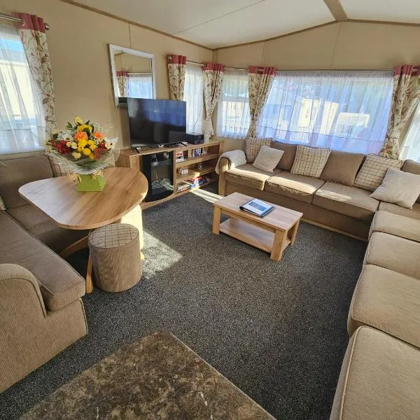 Hot Tub Getaways The Oakley 8 berth caravan with hot tub and quiet setting，位于塔特舍尔的酒店