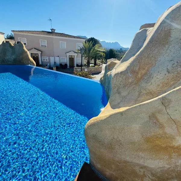 Calpe Chalet adosado entorno playa y montaña tranquilidad relax jacuzzi piscina wifi aire jardin barbacoa y parking，位于卡尔佩的酒店
