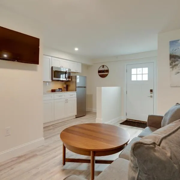 3 Mi to Main Street: Newly Renovated Wareham Apt!，位于瓦尔汉的酒店