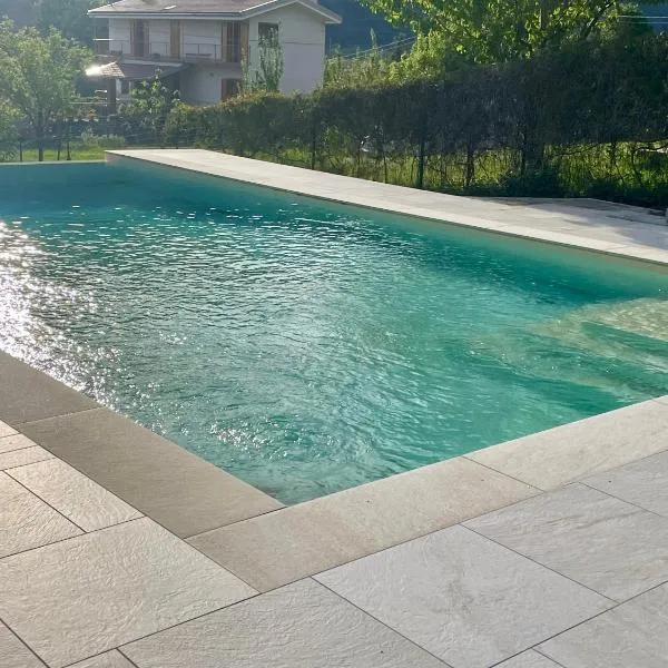 Bed & Breakfast con vista giardino e piscina，位于Borgofranco dʼIvrea的酒店