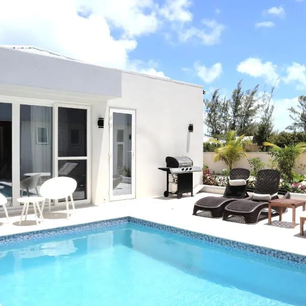 Ocean Pearl - Getaway Modern Villa with Pool，位于Long Bay Hills的酒店