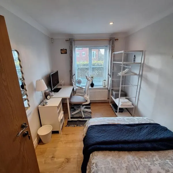 Cosy Gated Room with Free Secure Parking Private Bathroom，位于沃金的酒店