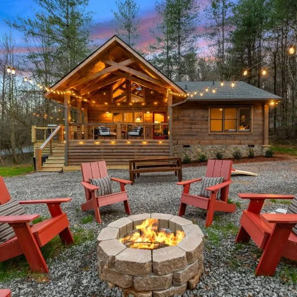 Family fun, romantic Hot Tub, Firepit, King Bed 15 min from Blue Ridge & Ellijay，位于蓝岭的酒店
