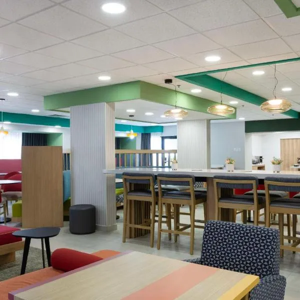 希尔顿萨尔蒂约佐娜机场汉普顿酒店，位于萨尔蒂约的酒店