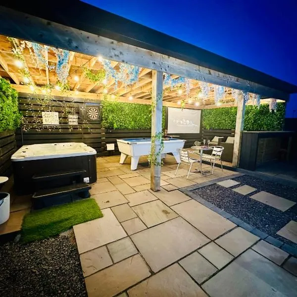 Bothy Farm Stay Sleeps 2 HotTub and Pool Table Children Welcome Ayrshire Rural Retreats，位于Newmilns的酒店
