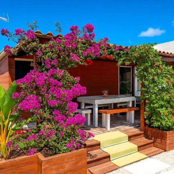 "Chalet La Buganvilla con Piscina Privada y Jardín Cerca de la Playa en Chiclana"，位于奇克拉纳－德拉弗龙特拉的酒店