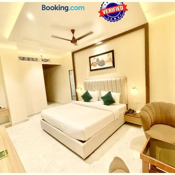 HOTEL LUXUARY VEDANGAM Near Shree Kashi Vishwanath Temple and Ganga Ghat - Luxuary And Spacious Room - Fully Air Conditioned Hotel - Restaurant - Lift Facilities - A Top Rated Hotel，位于Kashi的酒店