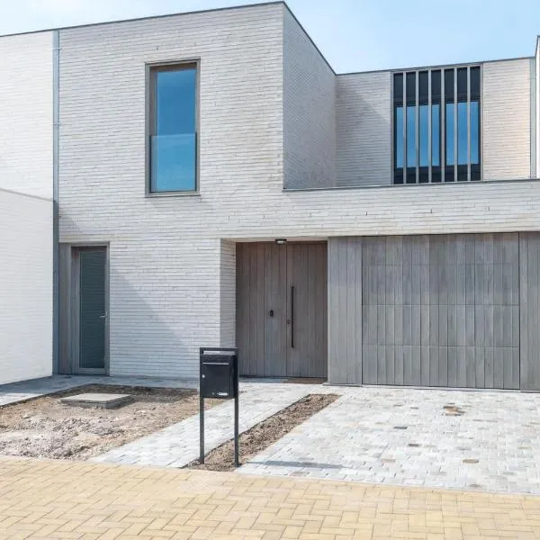 Brand new 3BR house with garden in Mariakerke，位于奥斯坦德的酒店