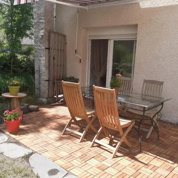 Appartement rez de chaussée avec terrasse et jardin à Tence，位于Tence的酒店