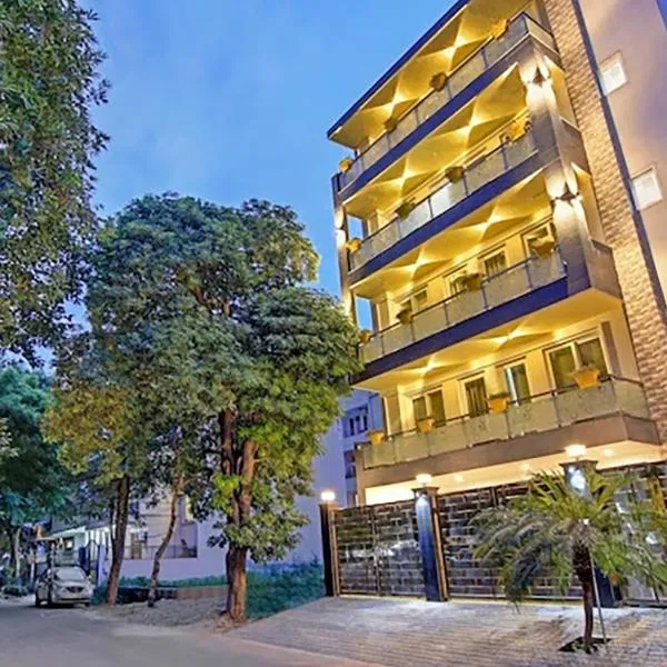 NUAB House - Near Fortis, MAX, MEDANTA, Paras Hospitals and HUDA Metro，位于古尔冈的酒店