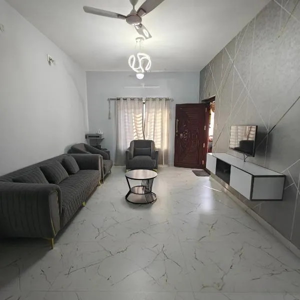 Sukruthi service apartment，位于门格洛尔的酒店