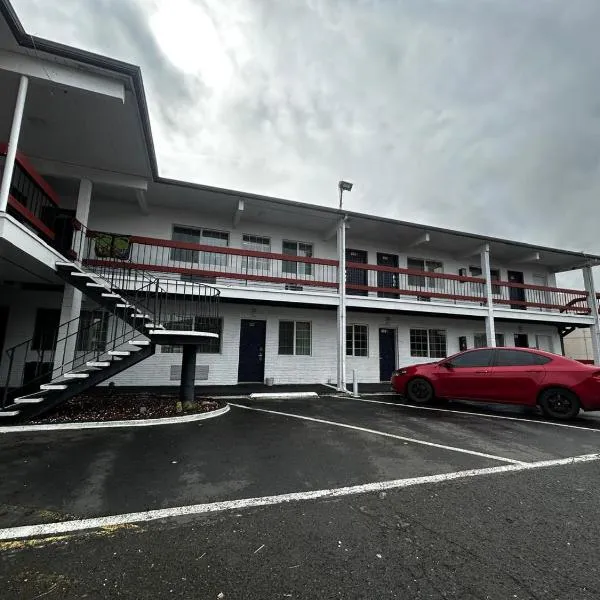 Travelers Inn by OYO Longview Kelso，位于长景市的酒店