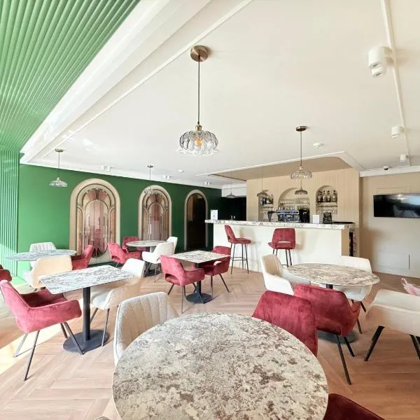 Logis Hôtel Arts et Terroirs，位于热夫雷尚贝尔坦的酒店