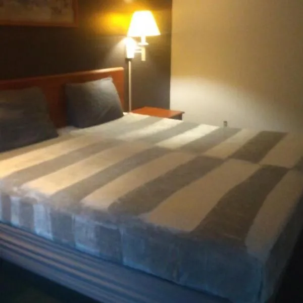 2 Double Beds Hotel Studio 105，位于利文斯顿的酒店