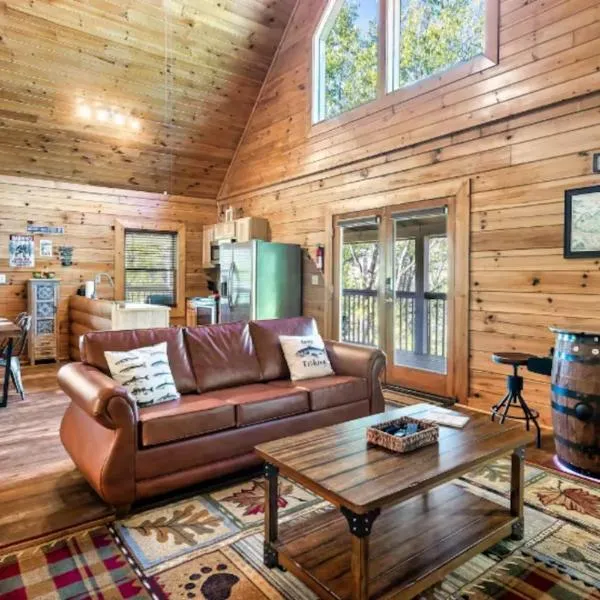 Trout and About Forge Cabin Hot Tub，位于赛维尔维尔的酒店