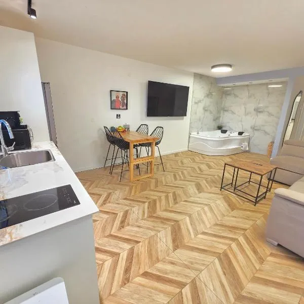 garden apartment 7 min walk to the beach，位于埃拉特的酒店